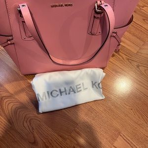 3 tote Michael Kors blue ,pink and beige new . $140 each